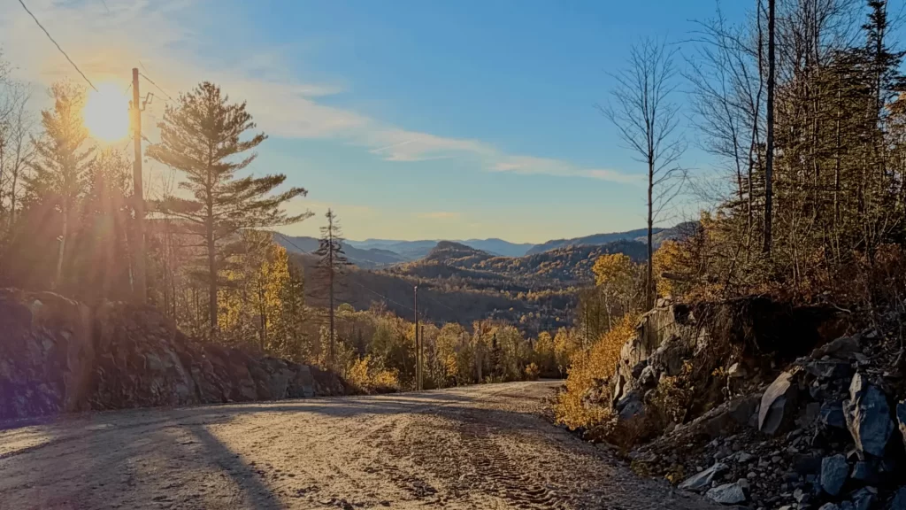 Vue panoramique sur les montagnes à l’ouest au Quartier du Cerf, chemin du Belvédère à Saint-Côme